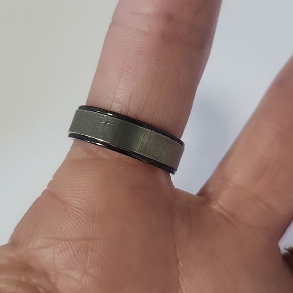 Stylish Black and Silver Ring Size 7 - Picture 2 of 3